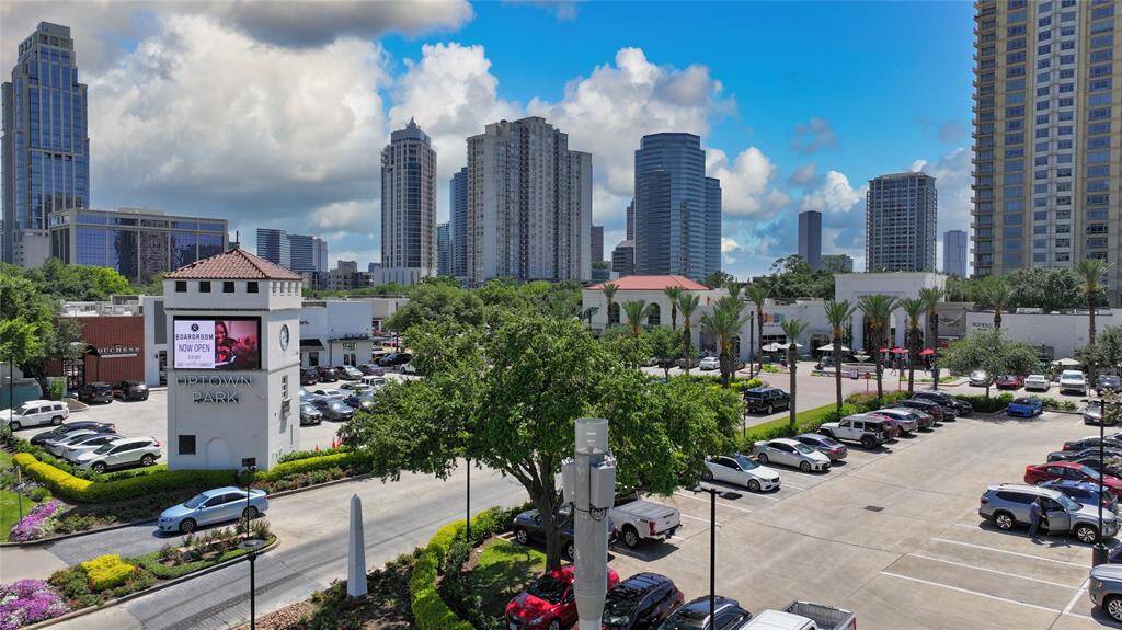 Only 3.4 miles from the home, discover Uptown Park! A pedestrian-friendly center with a welcoming ambiance amid Houston’s most vibrant scene. An elegant open-air retail and restaurant destination, Uptown Park caters to discerning locals, dynamic young professionals and global travelers. Experience its sophisticated mix of high-end home decor & fashion shops, gourmet and chef-driven restaurants, chic bars, live music and luxurious beauty, spa and wellness services. It has 21 Shops and 18 restaurants.