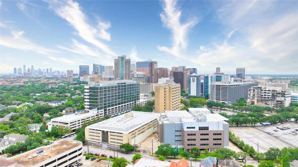 The home is only 10 miles from The Texas Medical Center (TMC) — the largest medical complex in the world — is at the forefront of advancing life sciences. Home to the brightest minds in medicine, TMC nurtures cross-institutional collaboration, creativity, and innovation because together, we can push the limits of what’s possible.