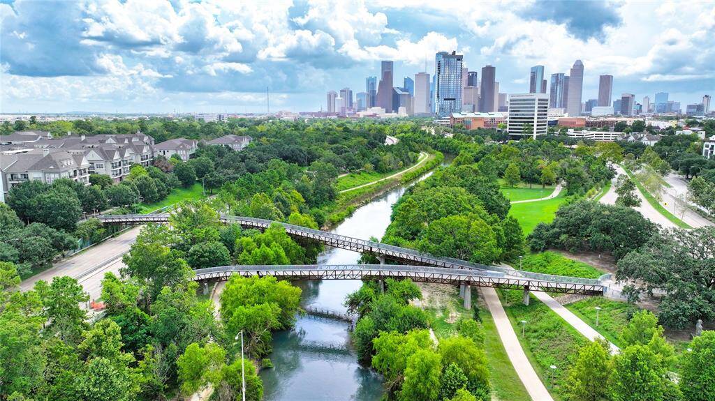 As stated downtown is only 7 mils from the home, Buffalo Bayou Park pictured in the foreground is a 10-mile stretch of Buffalo Bayou from Shepherd Drive through downtown and eastward to the Port of Houston Turning Basin. You can walk or run along the bayou.