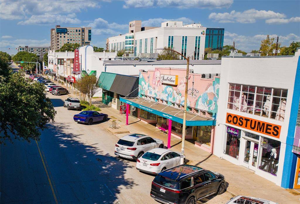 19th Street in the Heights, an eclectic collection of shops decorate historic 19th Street in the Houston Heights. Clothing boutiques, gift shops, antiques, handmade jewelry, vintage clothing, art galleries, toy stores, local eateries, live music venue and much more! The Heights neighborhood has many fun shopping/dining centers such as MKT, and Heights Mercantile, the Heights neighborhood is only 4 miles from the home.