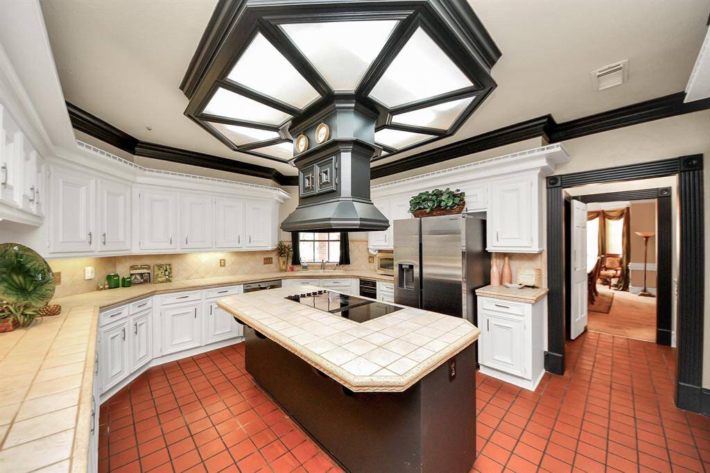 This spacious island kitchen features stainless steel appliances, a double oven, and fantastic cabinet / countertop space! This kitchen is perfect for cooking, hosting, and everything in between.