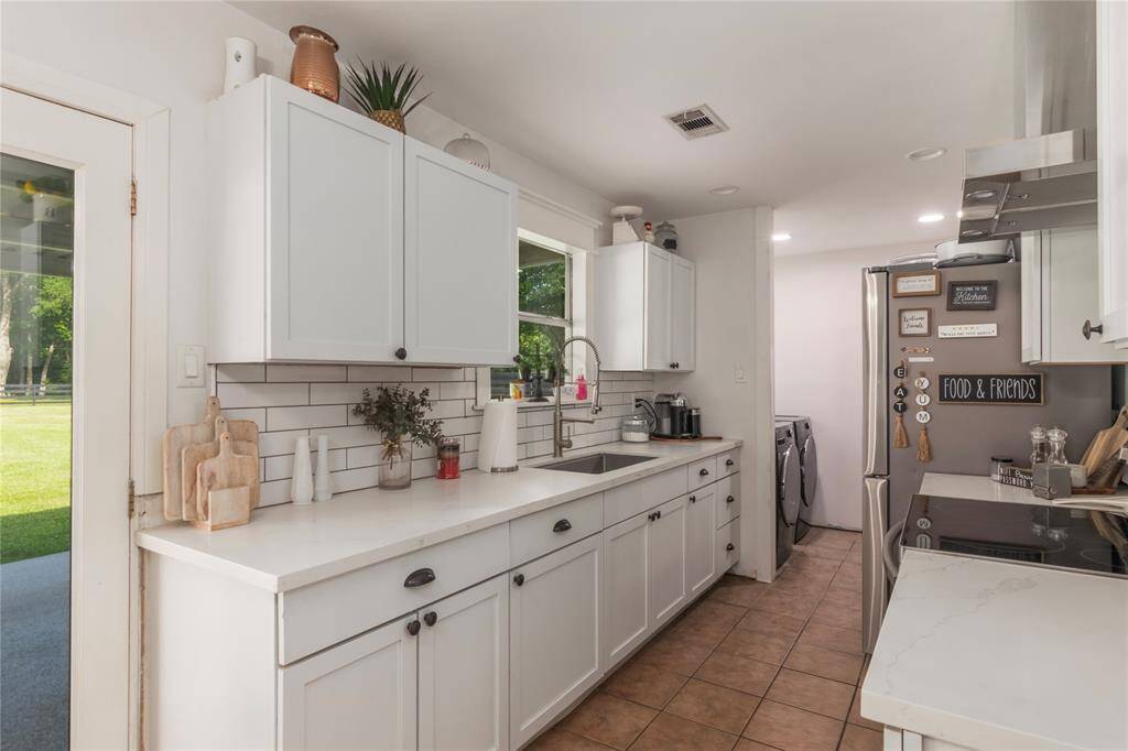 Farmhouse sink, shaker cabinets.