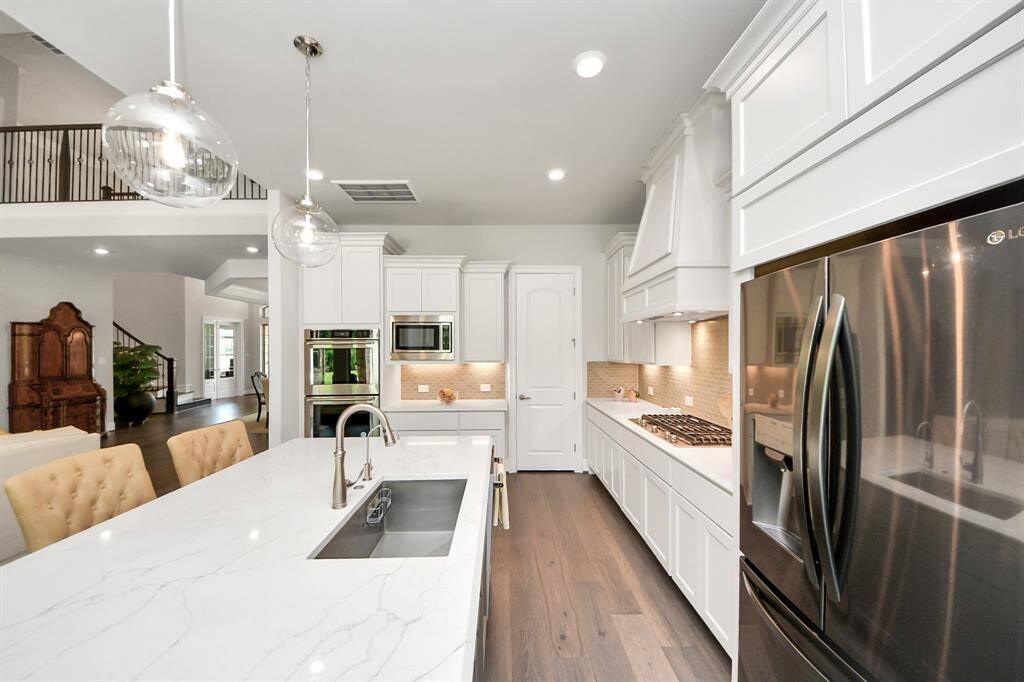 Experience the joy of cooking in this stunning, modern kitchen.