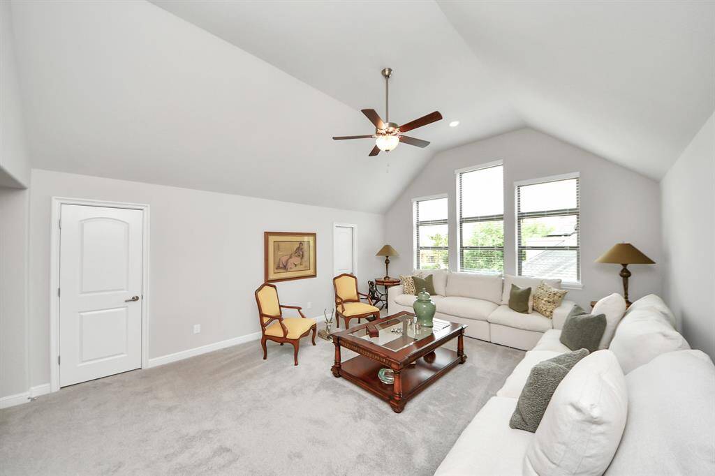 Imagine drinking your morning coffee every day in this bright and well lit room!