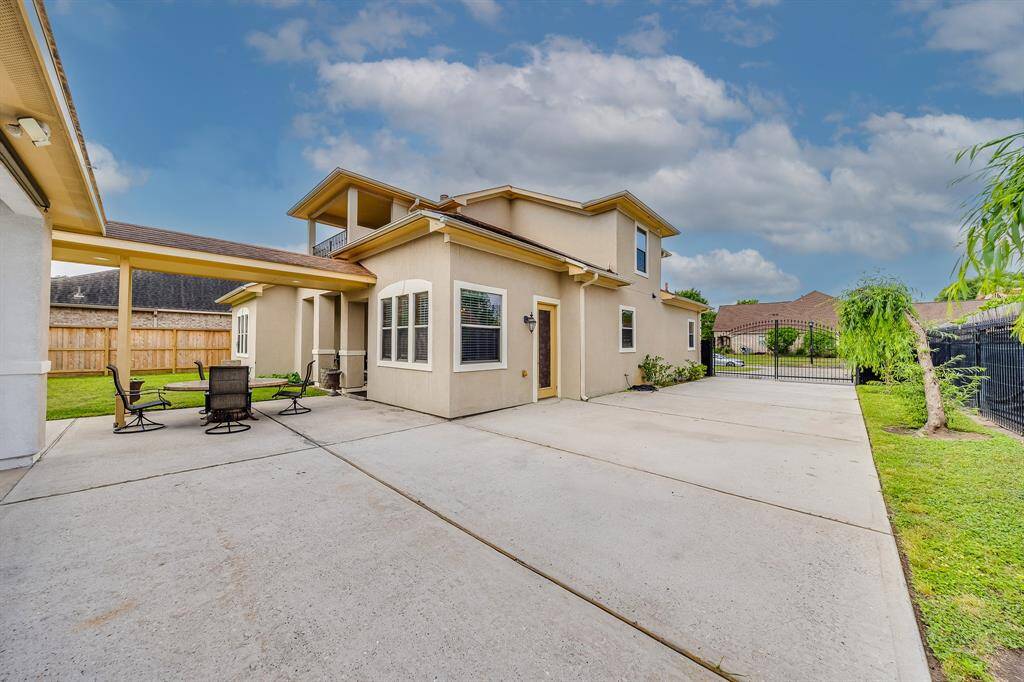Huge backyard with open green space, perfect for outdoor activities, entertaining, or creating your dream garden retreat.