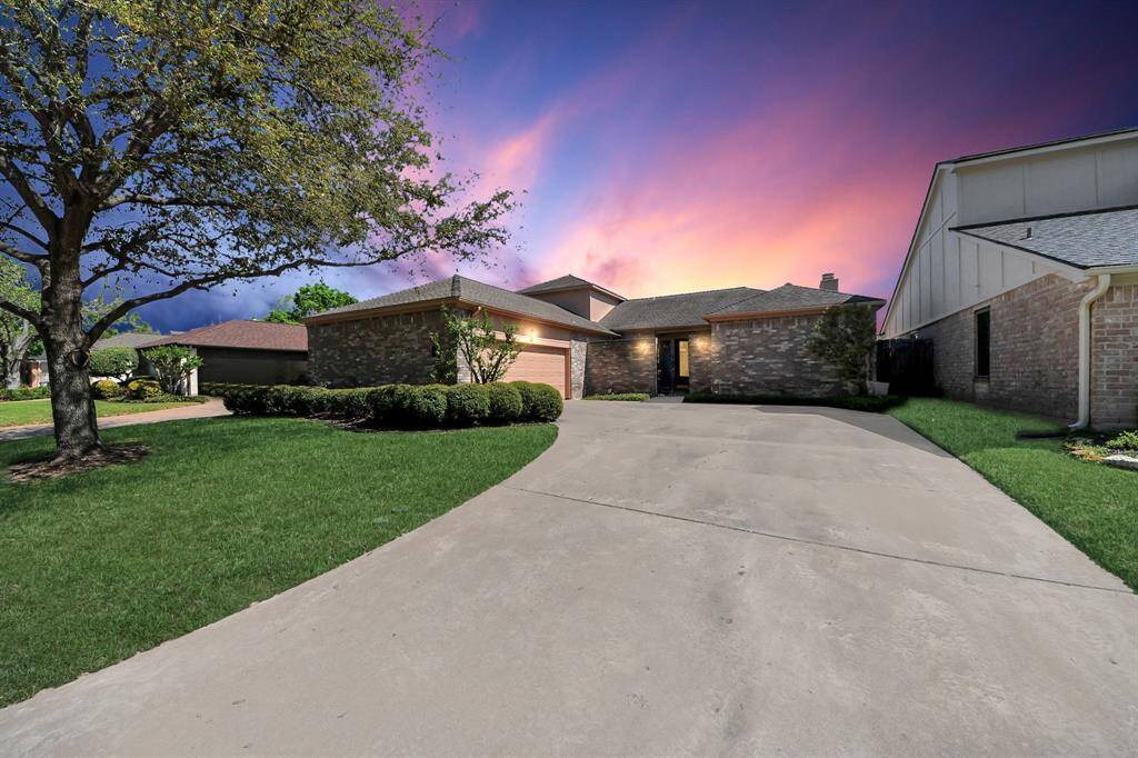 Welcome home to 87 Crestwood, in a quiet, tree-lined enclave of Sugar Creek.
