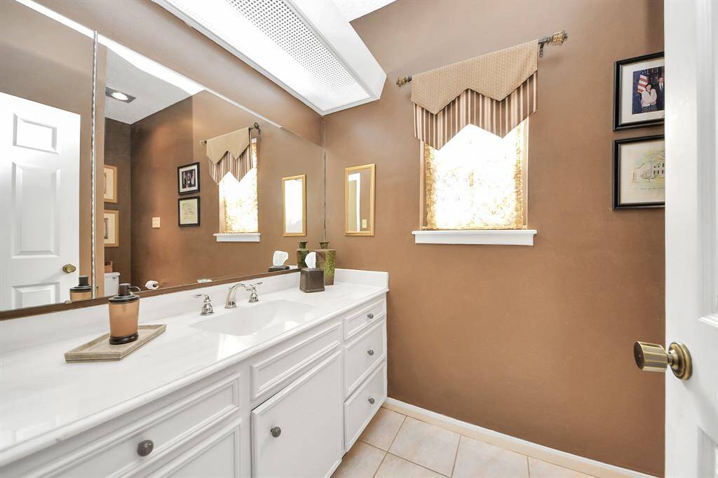 Downstairs full bath for guests features tub/shower combo.