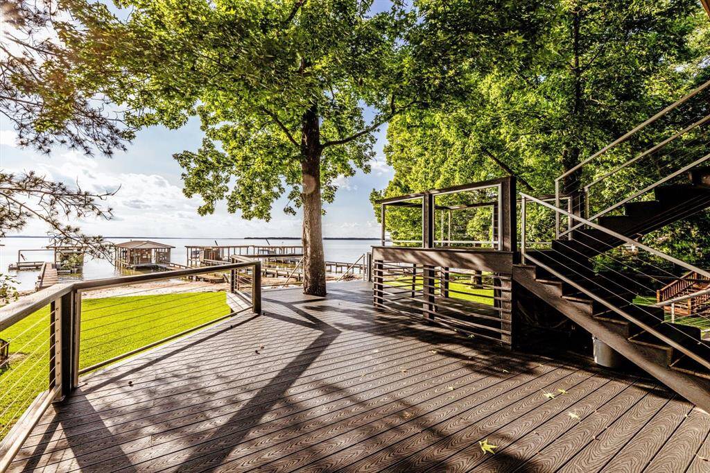 Let the lake set the pace—this dreamy Trexdeck is ready for every moment.