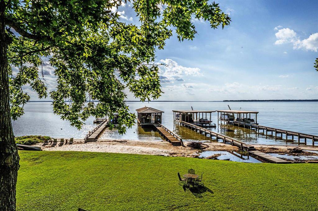 Lounge by the sand, launch from the dock—your lake day starts here.