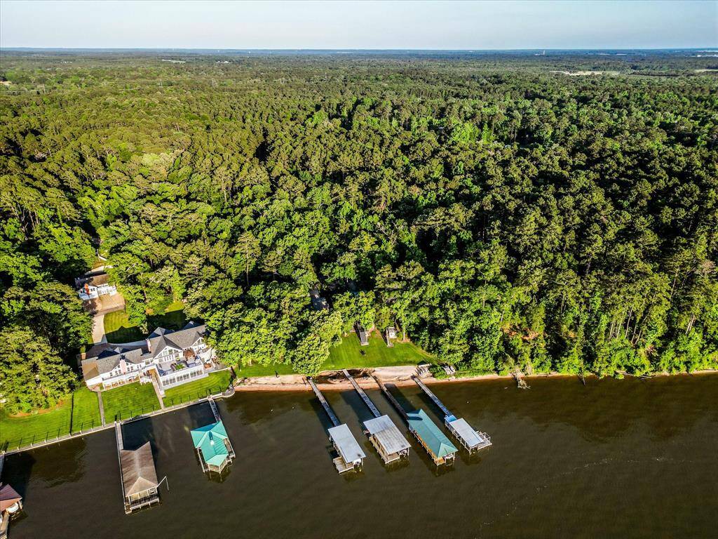 This aerial view says it all—privacy, beauty, and endless access to the lake.  Flanked by protected nature and water, it’s a legacy property in every sense.
