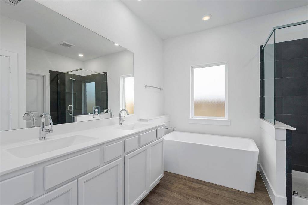 Master bath with double sinks, separate tub and walk in shower!
