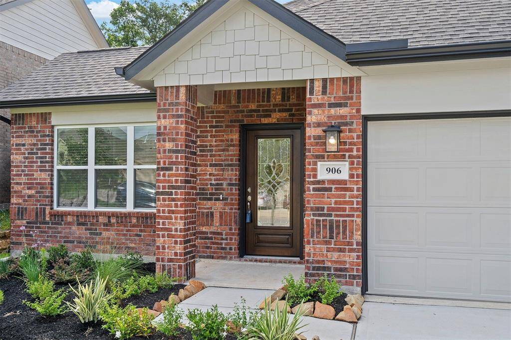 Inviting covered front porch!