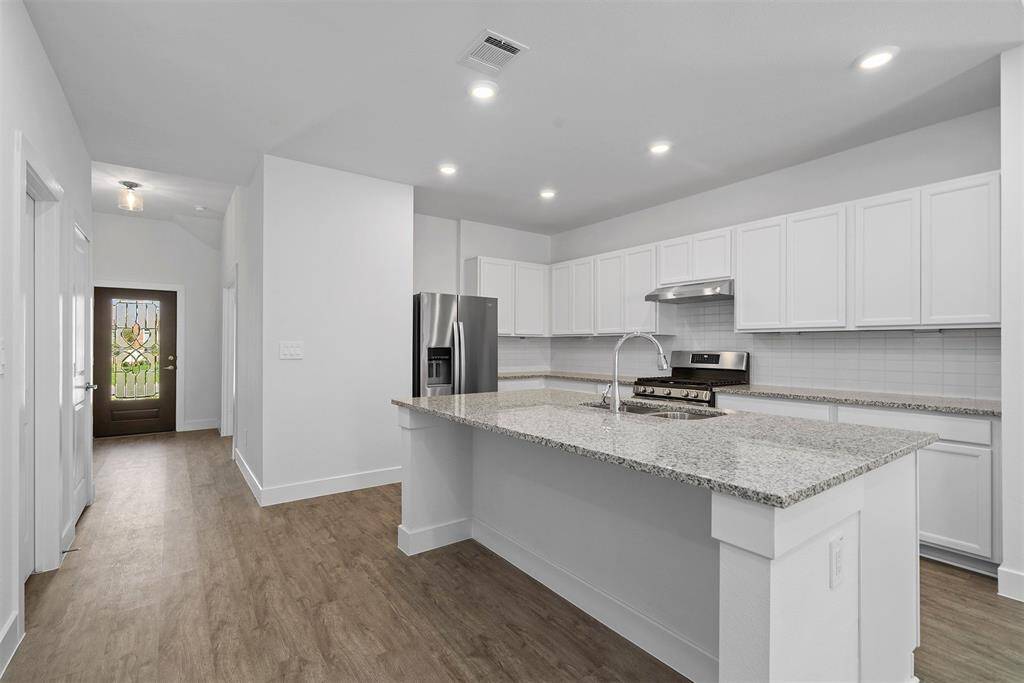Plenty of room for bar stools to sit at the counter!  Stainless steel refrigerator conveys!