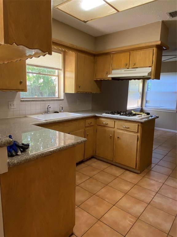 Kitchen, built in cooktop, double ovens, dishwasher