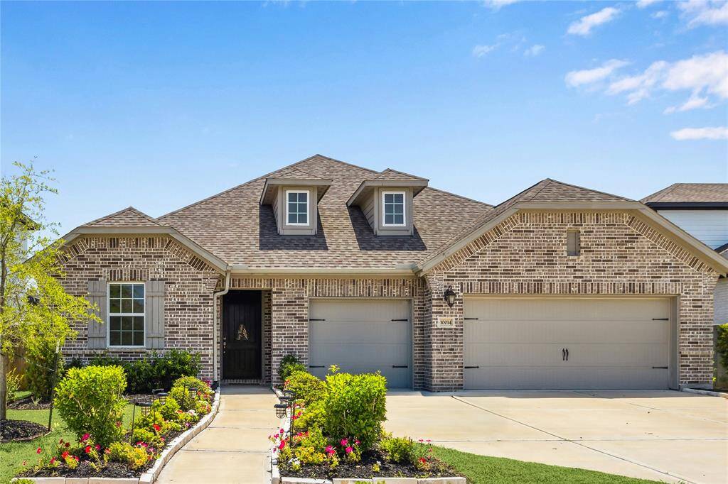 Single story gem in Sienna offering 4 bedrooms, 3 full and one half bathrooms. 3-car garage with oversized driveway on a generously sized lot over 10,000 square feet.