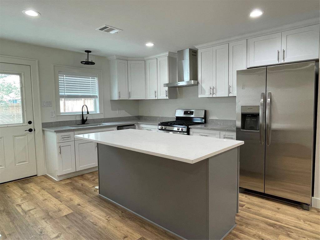 Kitchen with all appliances