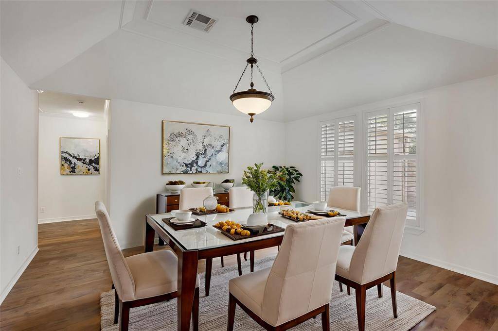 Virtually staged Dining