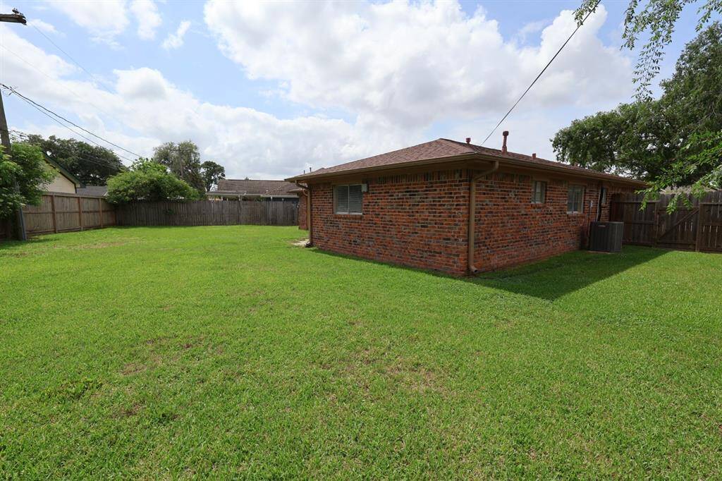 With over 10,000 square feet lot, the backyard offers ample space to accommodate a pool, playground, and garden