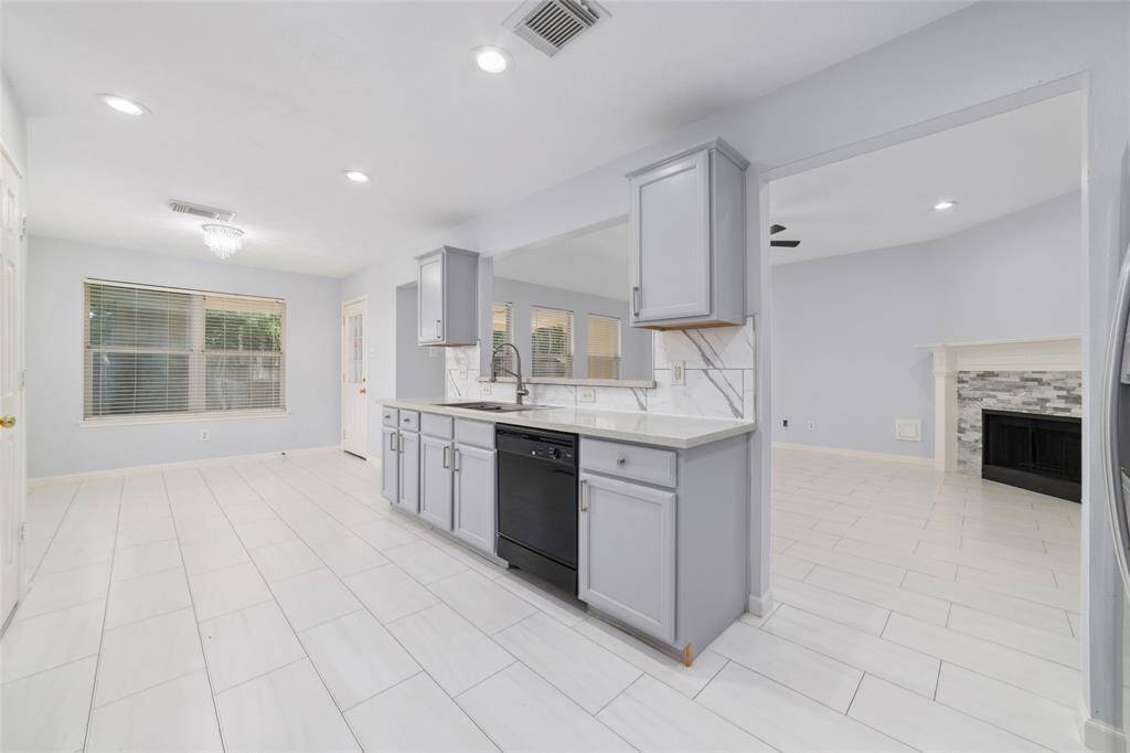 Kitchen with dine in kitchen area