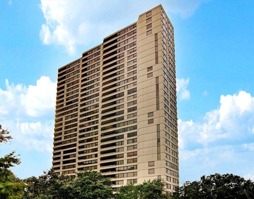 Experience the unparalleled benefits of The Greenway, offering a unique blend of luxury, convenience, and breathtaking views. Embrace the vibrant, urban lifestyle that high-rise living provides, with all the perks of modern design and convenience.