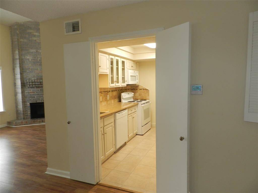 looking toward living room and kitchen