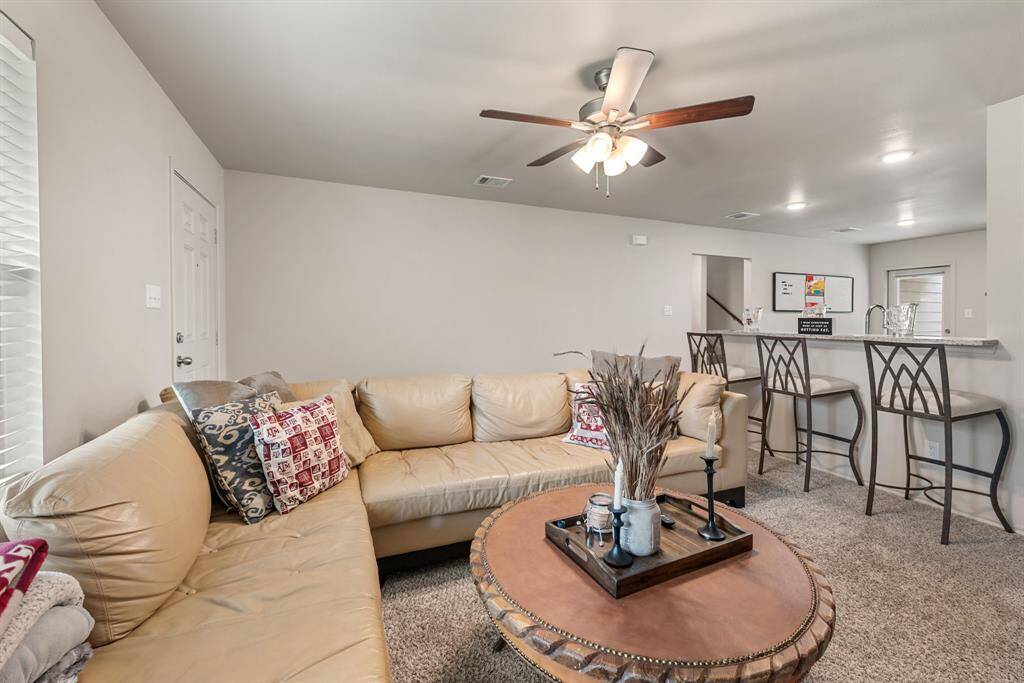 Open concept to kitchen