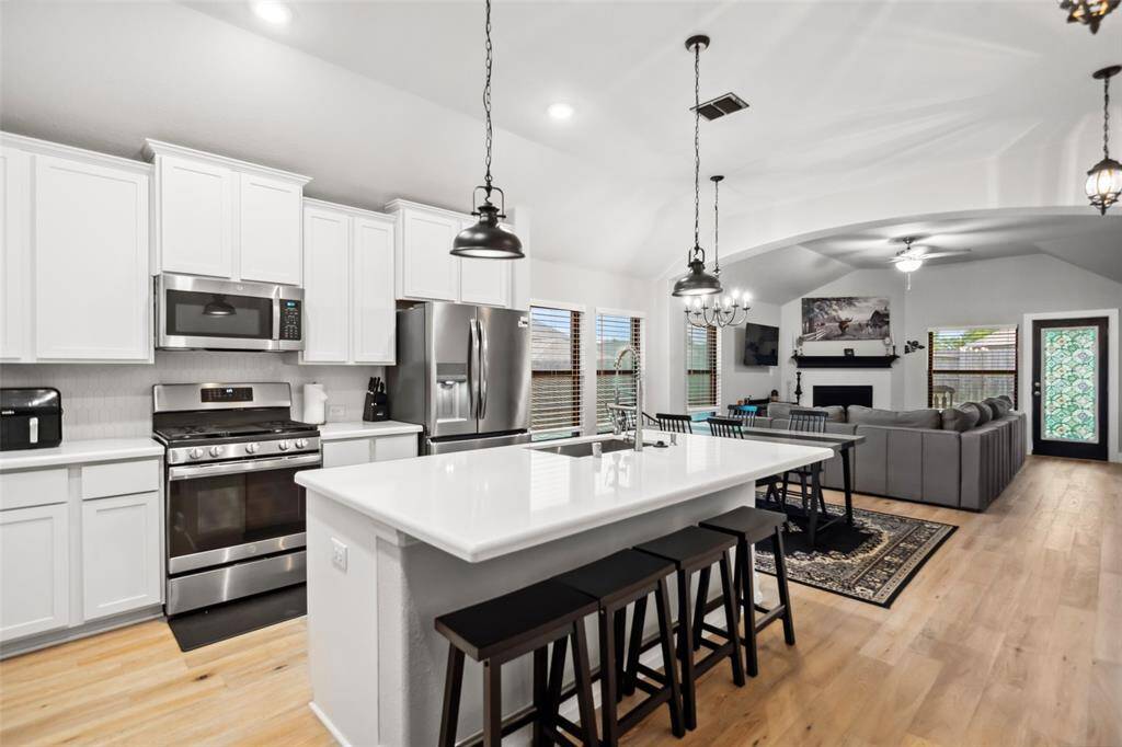 The breakfast bar is convenient when serving quick meals in the morning and afternoon snack time.