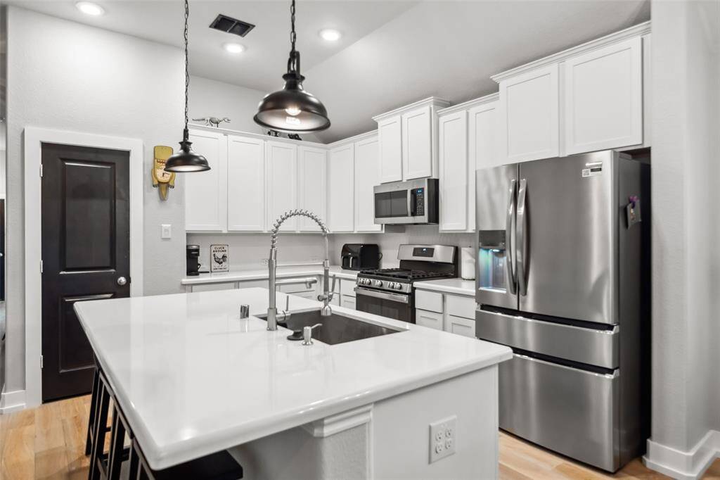 Large island and walk in pantry.