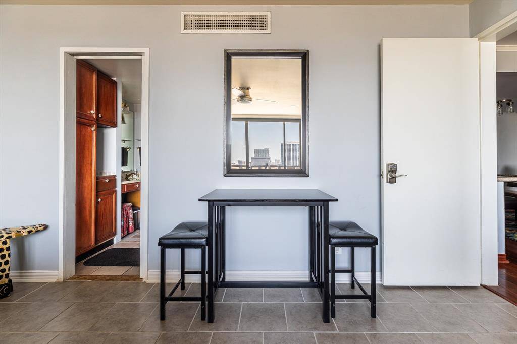 Small dinette in king room