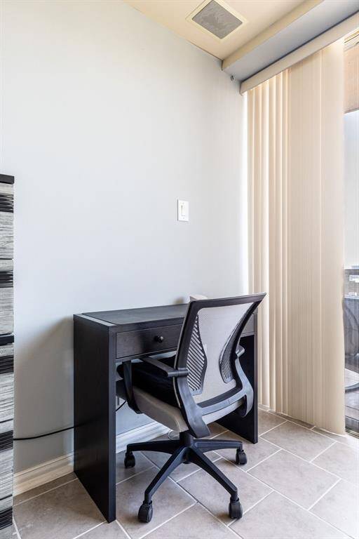 desk w/chair in king room