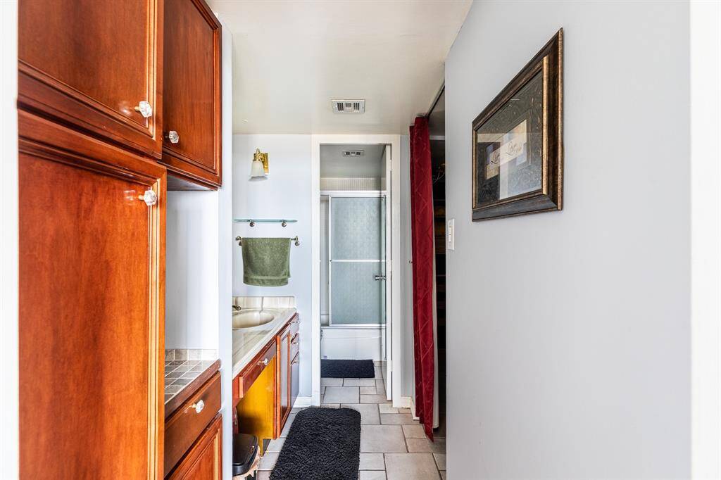Large bathroom in king
