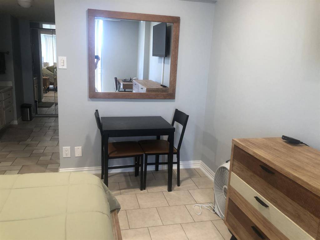 Queen with small dinette