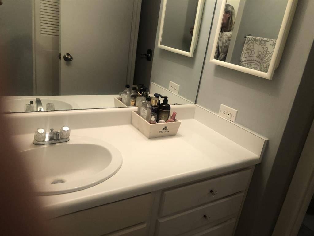 Sink, bathtub/shower, lots of towels/sheets/etc
