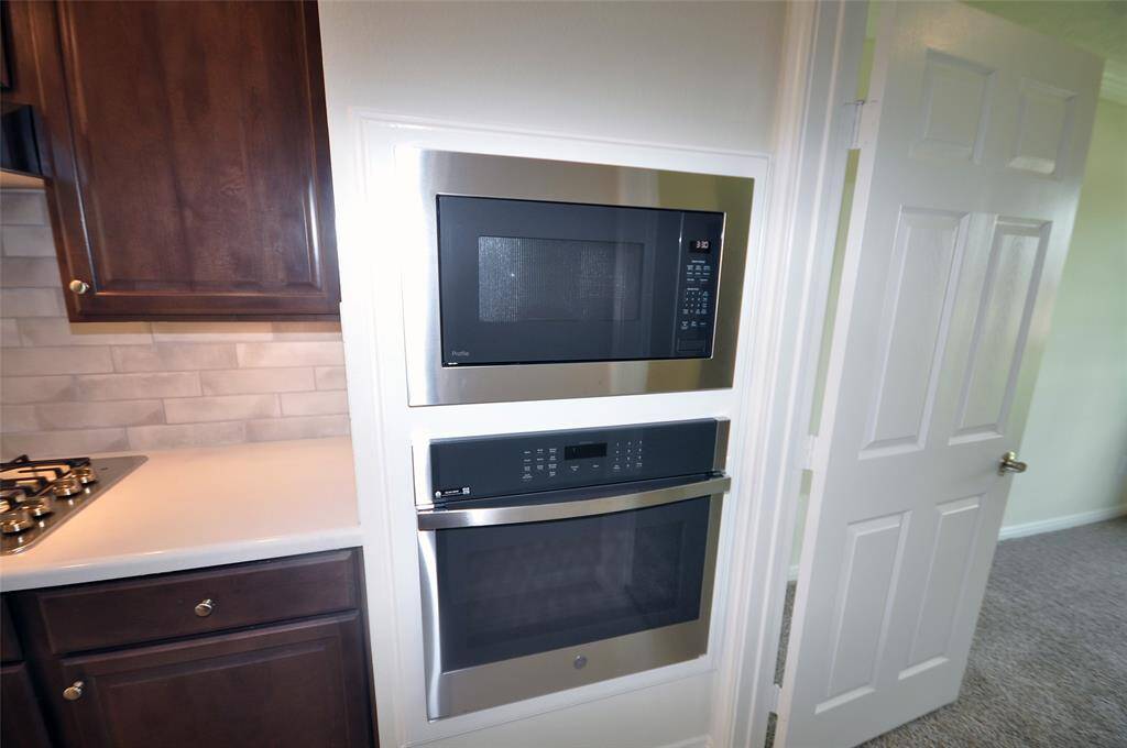 Self cleaning oven with microwave built in above.