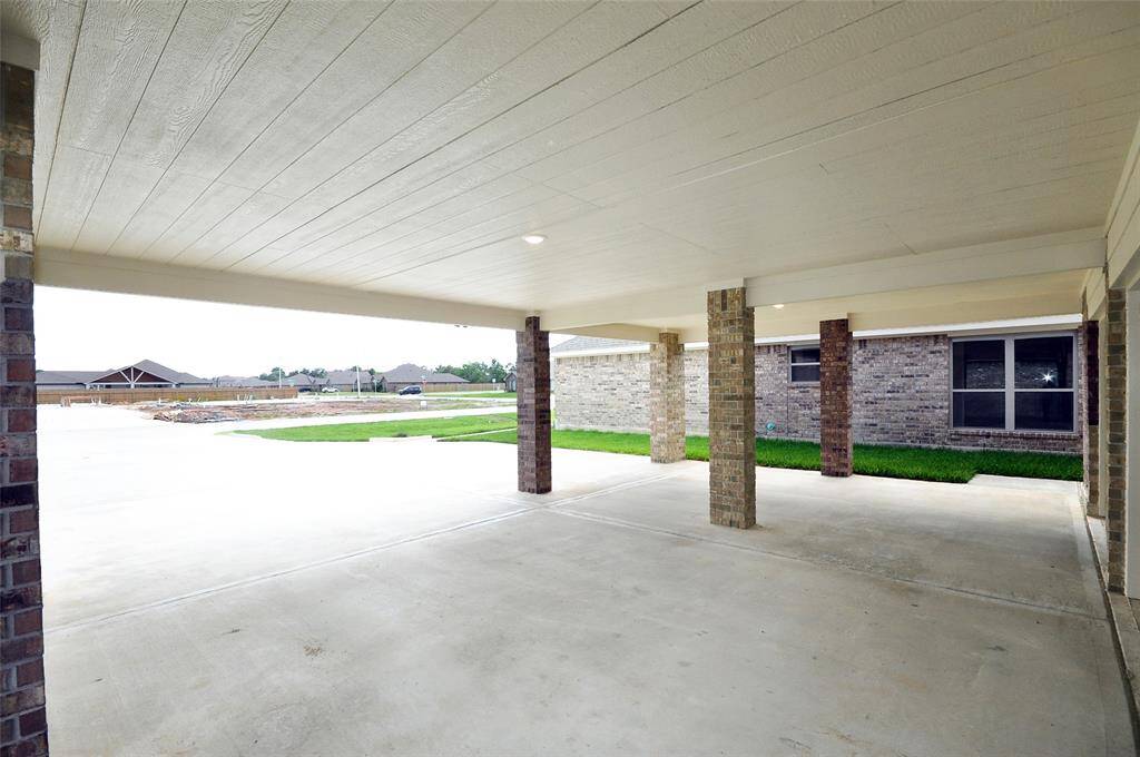 A Cervelle Home favorite feature is the 3 car porte cohere. Protects the family, the pets and the vehicles from the elements of unpredictable weather.
