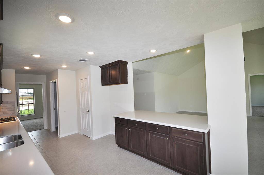 Open counters to the family room