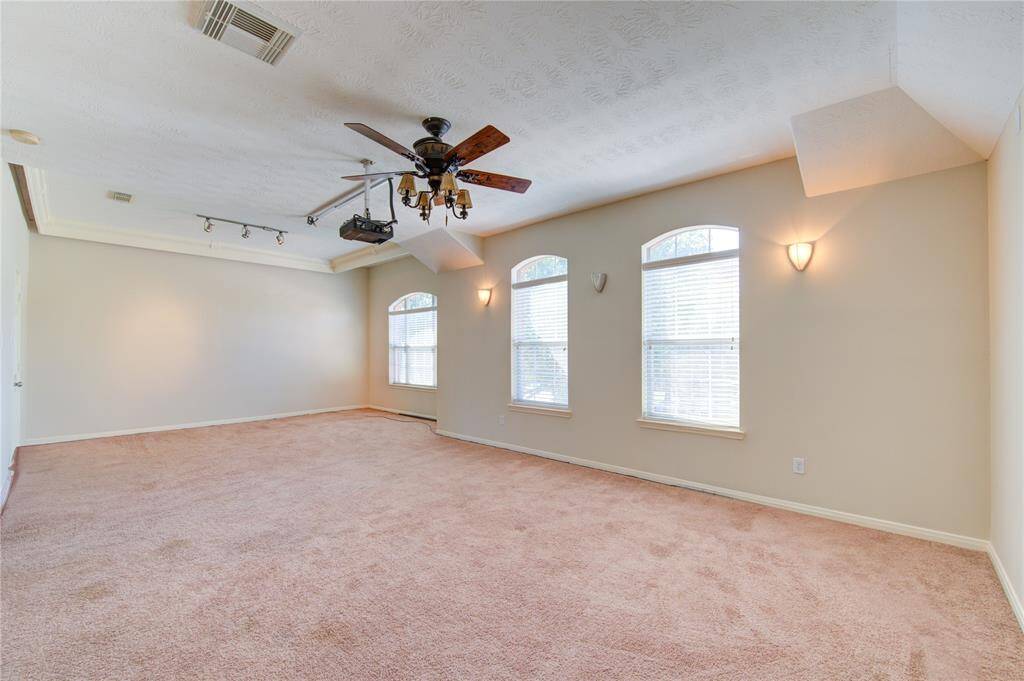 Spacious secondary bedroom/Meda Room