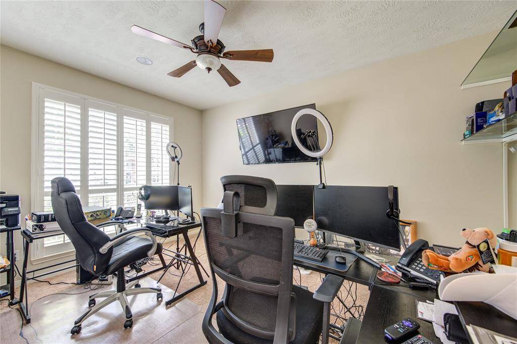 Huge office space with plenty of room for mutliple work stations