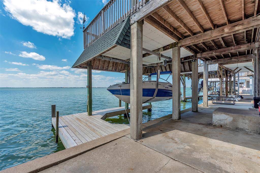 Launch your boat for a day on the bay or cast a line right from your back area, this setup makes it easy to enjoy life by the water. Everything’s right here—boat lift, dock, and plenty of room to fish or relax.