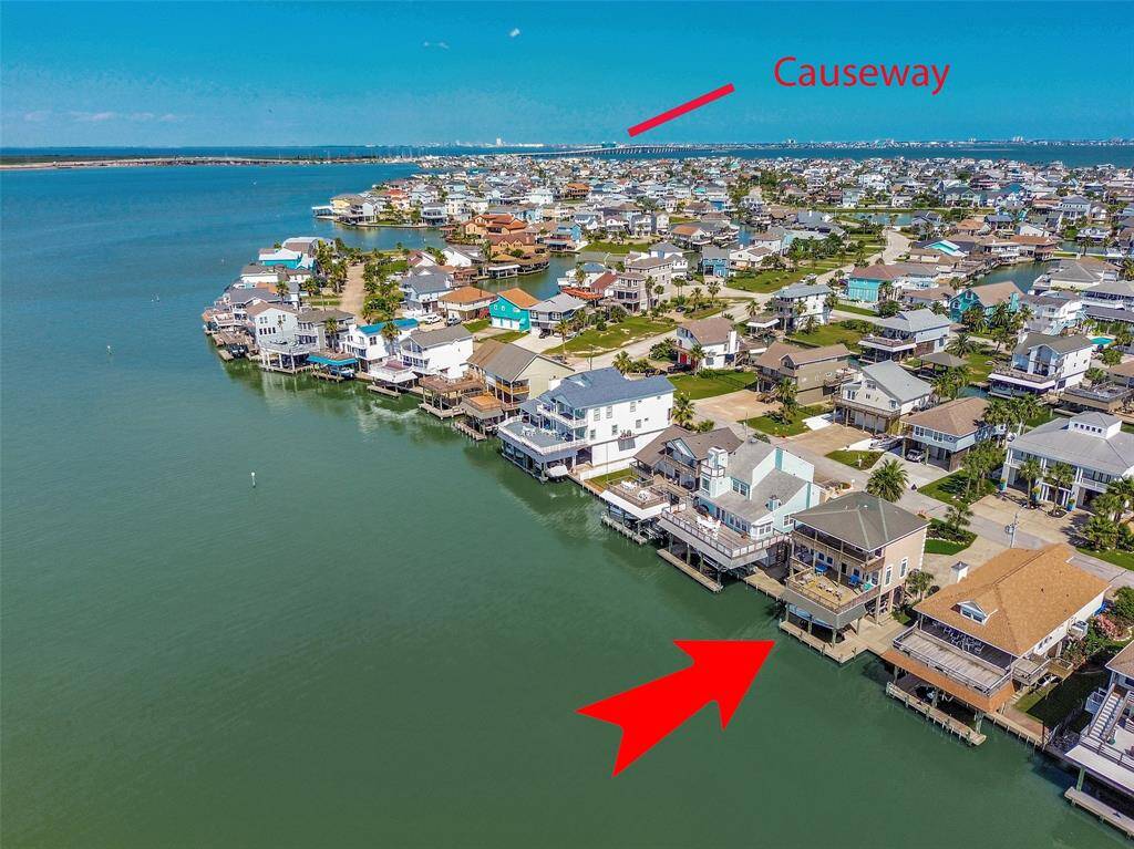 Direct access to the bay, close to the causeway for easy travel.