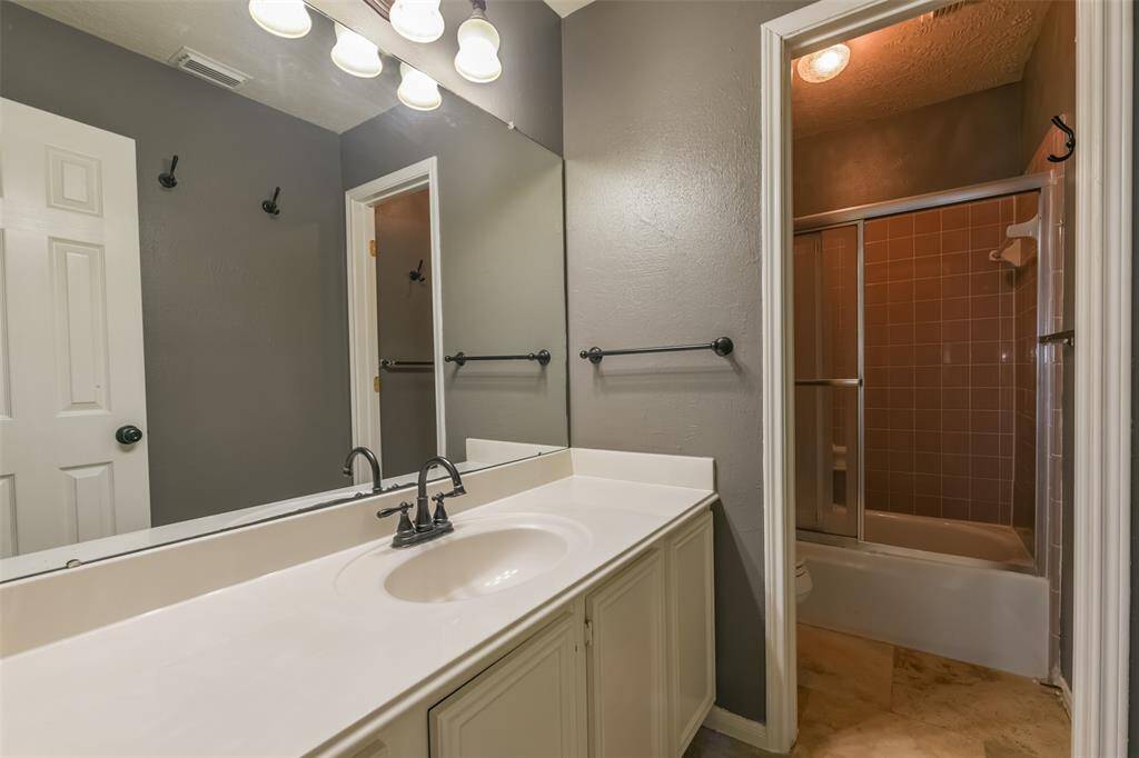 Secondary bedroom