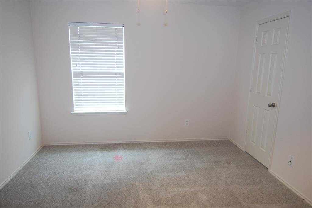 Secondary bedroom with ceiling fan