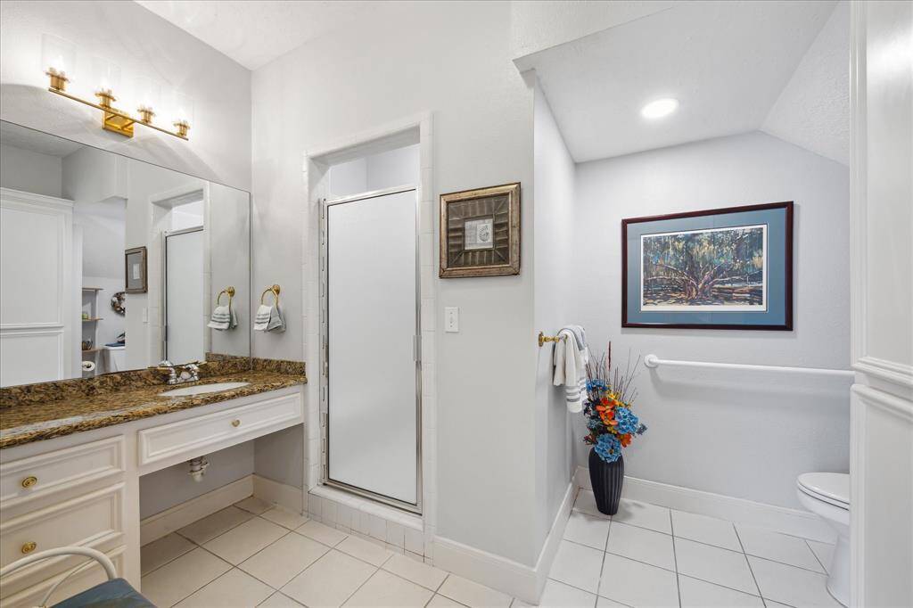 The living quarters have a full bath with shower, ceramic tile floor & granite topped vanity with undermount sink.
