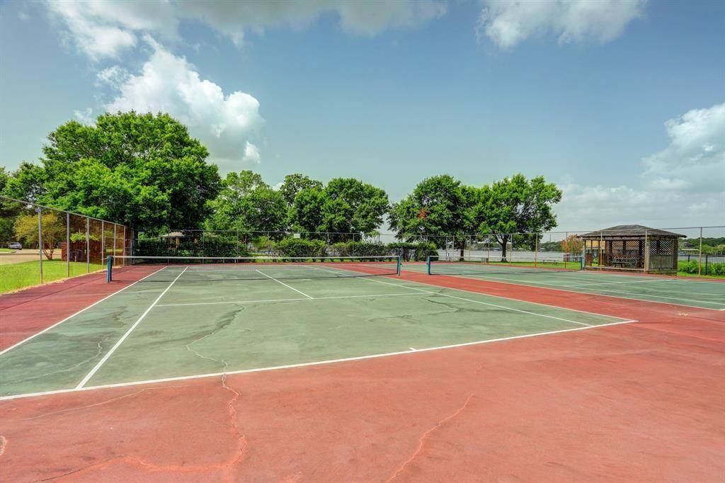 Common amenities include community tennis courts located next to Taylor Lake.
