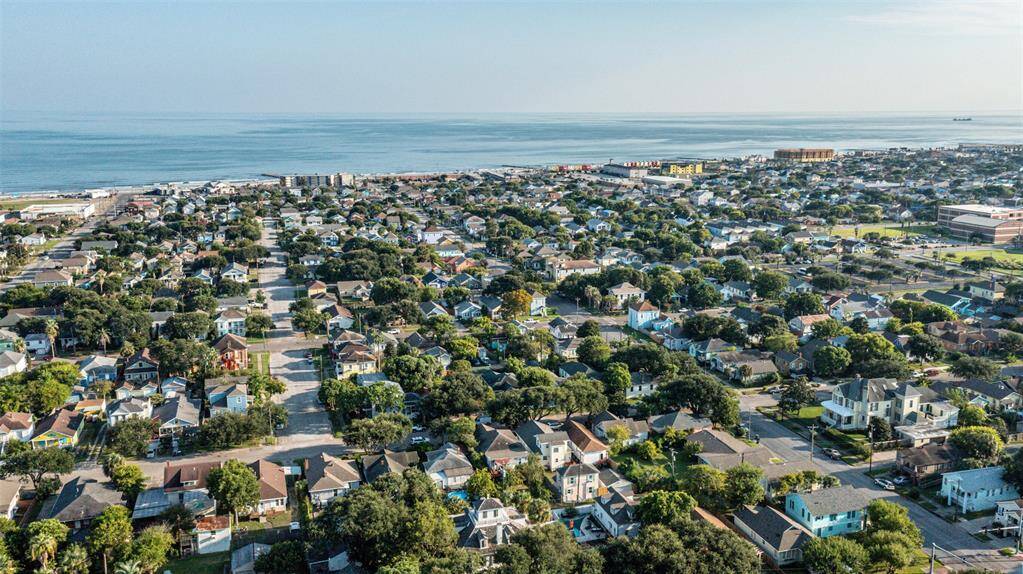midtown location, close to beach, UTMB,  and downtown