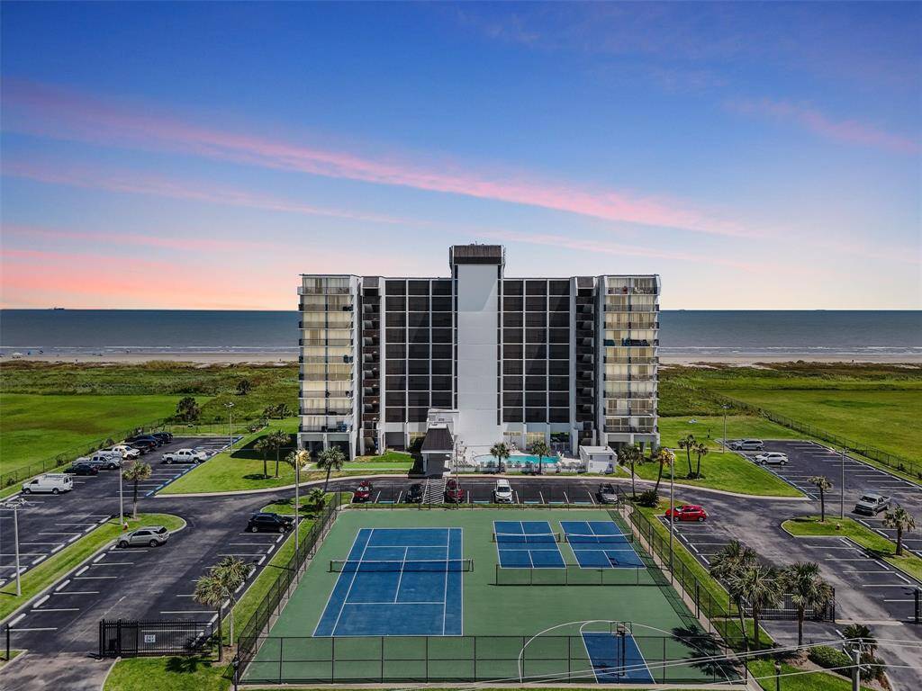 These 2 combined units are the perfect investment opportunity, beachside weekend getaway, or full time residence!