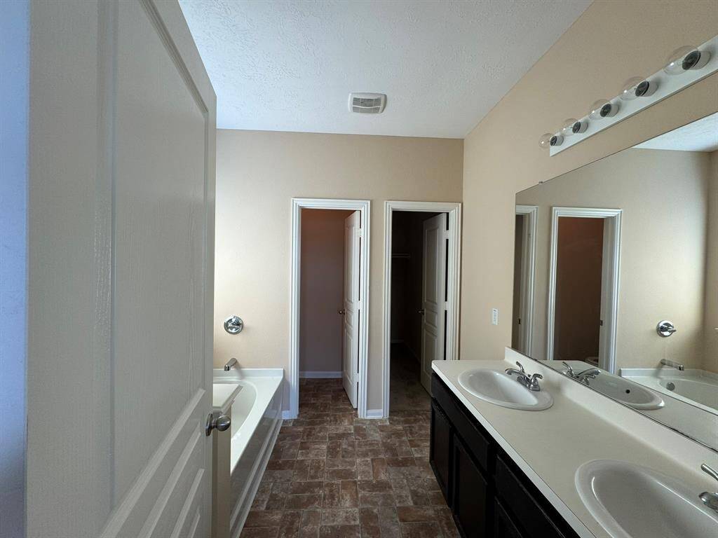 Dual sink in primary bath