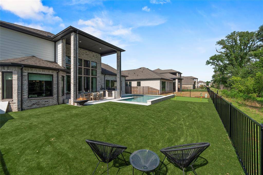 Putting green.