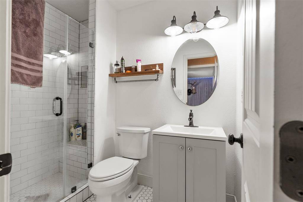 Secondary bathroom.