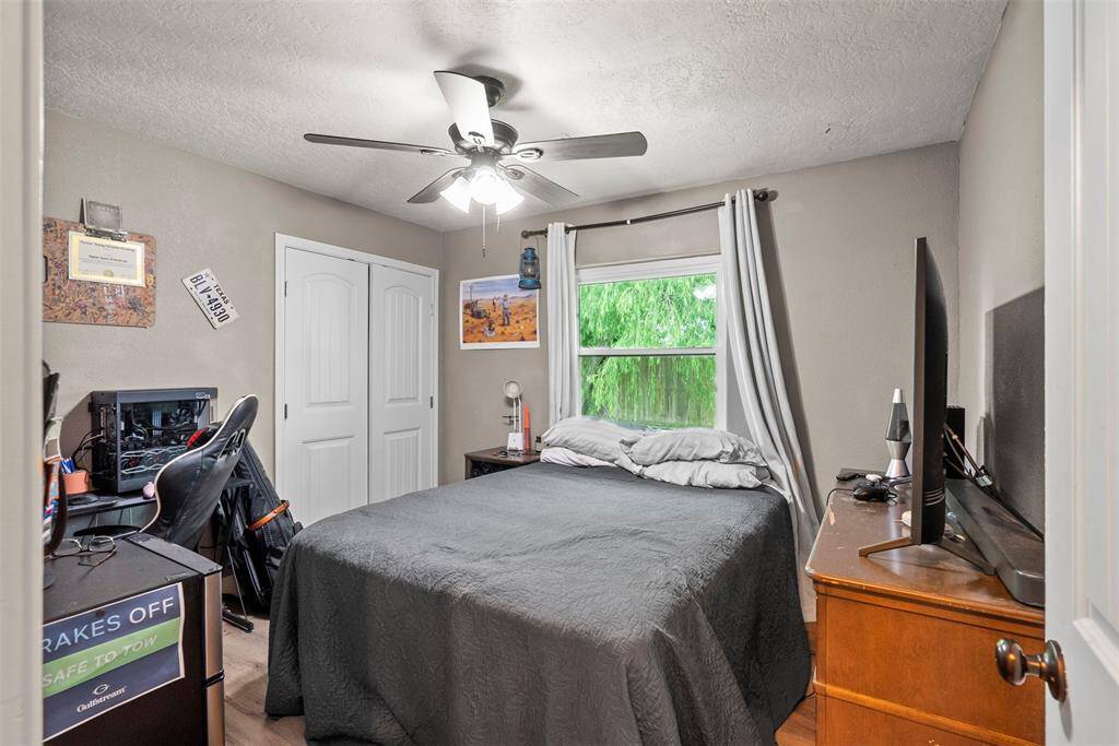 Secondary bedroom.